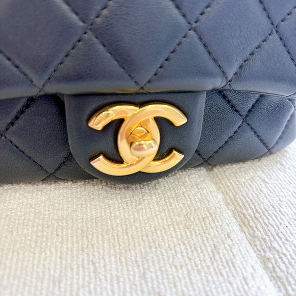 90% NEW CHANEL BLACK LAMB LEATHER SQUARE BAG - Picture 2 of 13